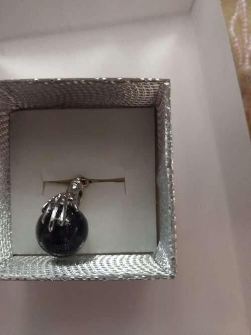 dije manos con piedra