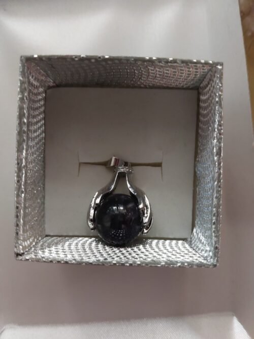 dije manos con piedra