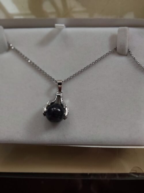 dije manos con piedra