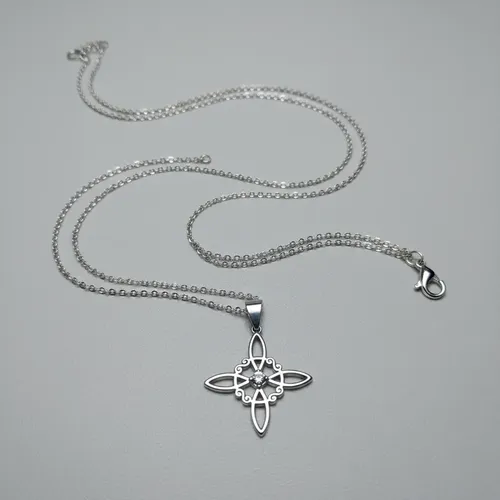 Collar Nudo de Bruja con Strass